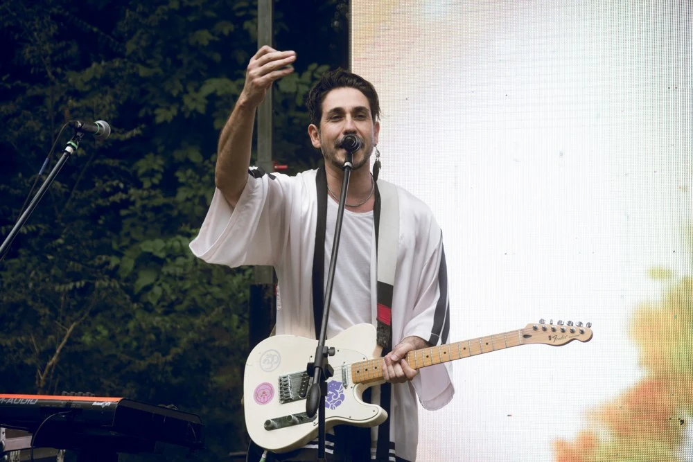 Cantante y guitarrista de la banda en vivo durante Holi 2024