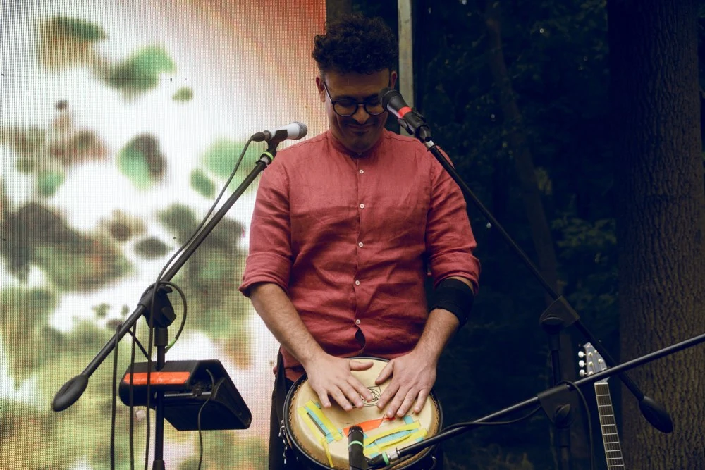 Abrir foto del percusionista de la banda en Holi 2024
