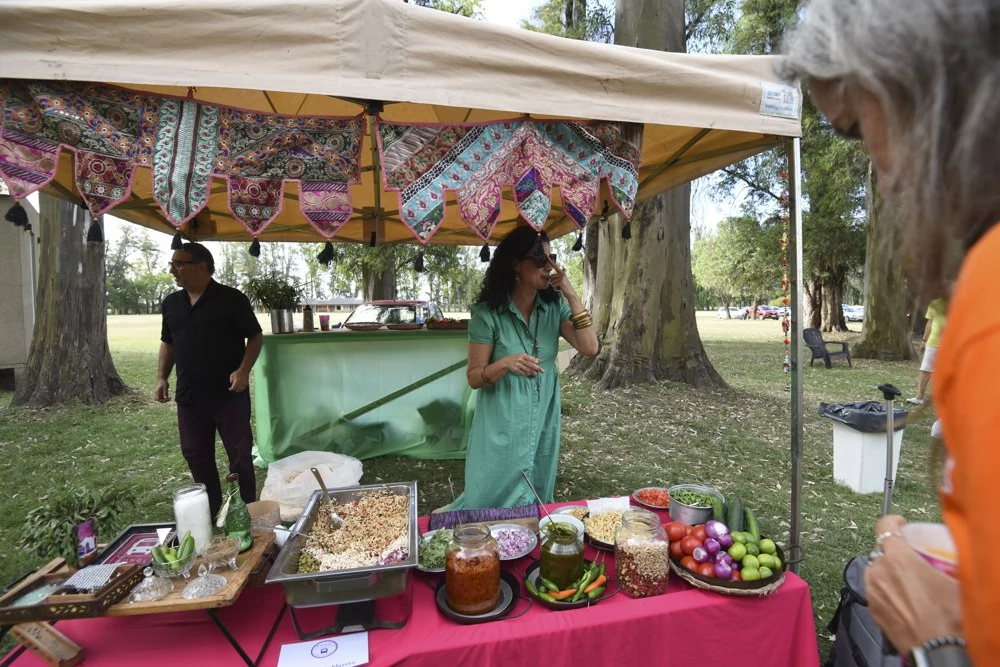 Puesto de emprendedores al aire libre en Holi 2024