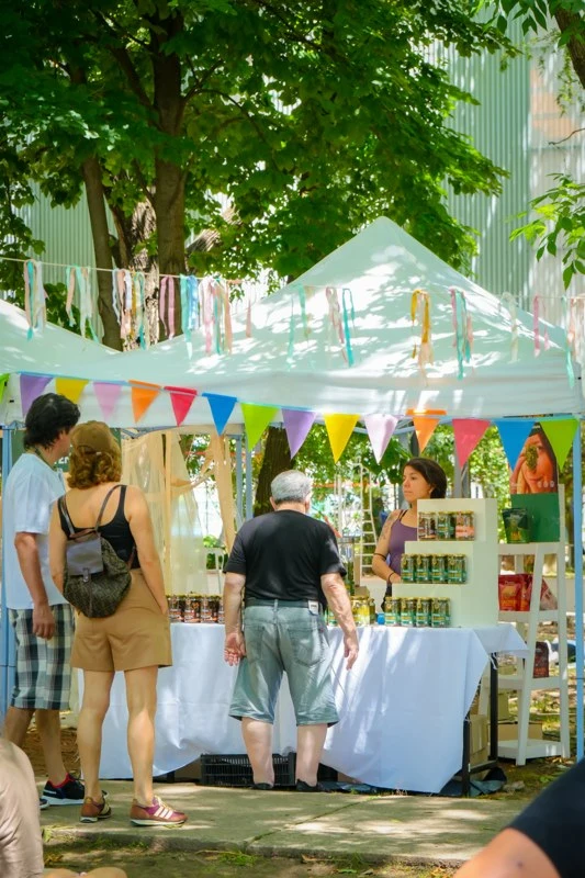 Puesto de emprendedores al aire libre en Holi 2025
