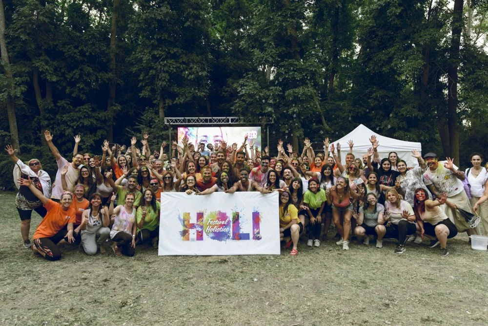 Abrir foto de la comunidad reunida en Holi 2024
