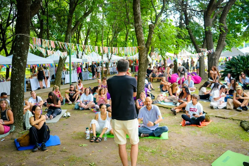 Abrir foto de una actividad comunitaria en Holi 2025