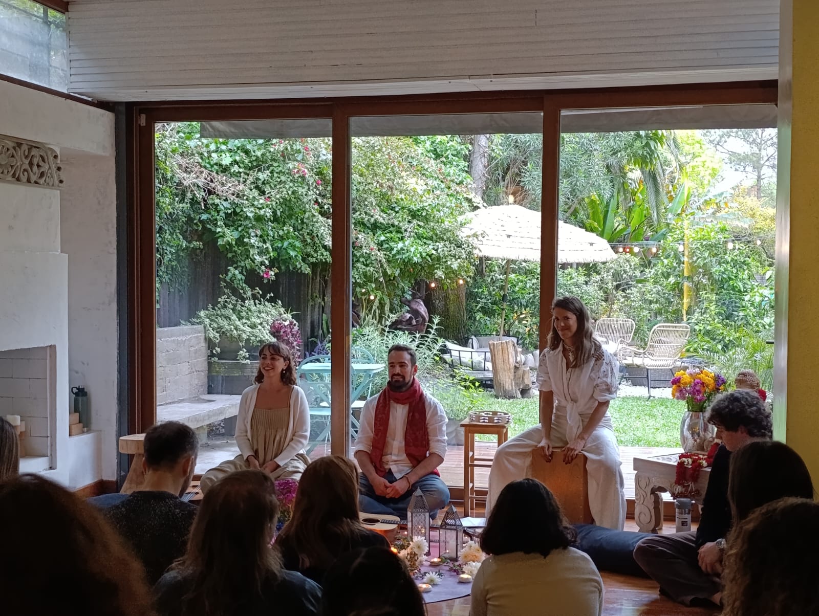 Encuentro de Kirtan con músicos y participantes reunidos